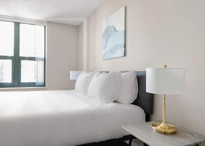 Kasa Magnificent Mile Aparthotel